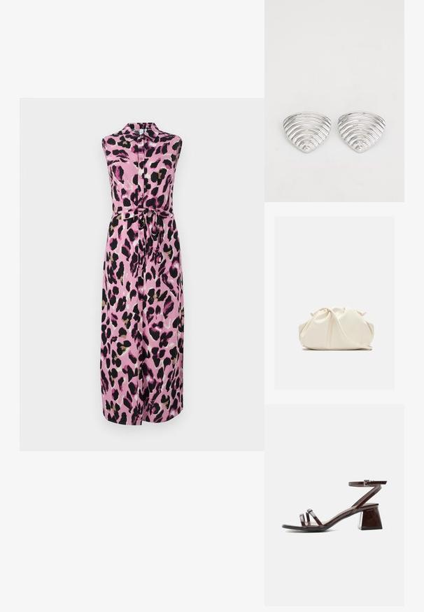 Mouwloze roze jurk met een luipaardmotief in zwart en beige, met een knoopsluiting aan de voorkant en een strik in de taille voor een getailleerd effect.; Donkerbruine sandalen van lakleer met blokhak, enkelriem met gesp en twee dunne bandjes over de tenen op witte achtergrond.; Zachte, crèmekleurige leren clutch met geplooid, gerimpeld ontwerp en een dunne schouderriem die vooraan op een effen achtergrond ligt.; Zilverkleurige oorknoppen met een golvend, getextureerd ontwerp, gevormd als overlappende maanschijven; de gepolijste afwerking versterkt de reflecterende kwaliteiten.
