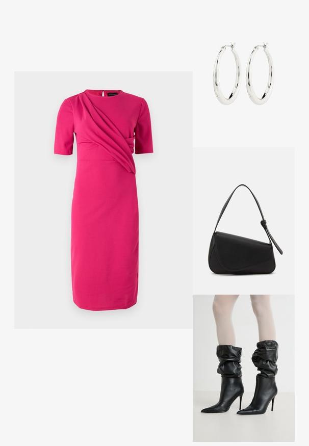 Fuchsia jurk van zachte stof, met korte mouwen, een ronde halslijn en gedrapeerde details over het lijfje.; Zwarte leren enkellaarsjes met een slouchy ontwerp, spitse neus en hoge stilettohak, met een zachte, textuur afgewerkte rand om de enkels.; Zwart leren handtas met een driehoekige vorm, schuine klep en een ronde handgreep. Heeft een gladde textuur en minimalistische ontwerpelementen.; Zilveren oorbellen in de vorm van een gladde, glanzende ring. Circulaire vorm, voorzien van een veilige sluiting. Eenvoudig en elegant ontwerp.