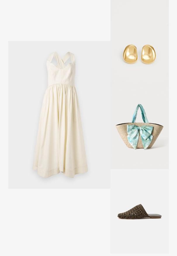 Cremefarbenes Baumwollkleid mit tailliertem Oberteil und einem gerafften, fließenden Rock. Verfügt über breite überkreuzte Schulterträger und ein einfaches Design.; Brauner gewebter Slipper-Mule mit flacher Sohle und geschlossenem, rundem Zehenbereich auf weißem Hintergrund.; Geflochtene Strohtasche mit breiten hellblau-weißen Batikstoffgriffen und einer großen passenden Stoffschleife vorne.; Goldfarbene Ohrstecker mit einer glatten, runden Form und einer reflektierenden Oberfläche, die ein minimalistisches Design ohne sichtbare Muster zeigen.