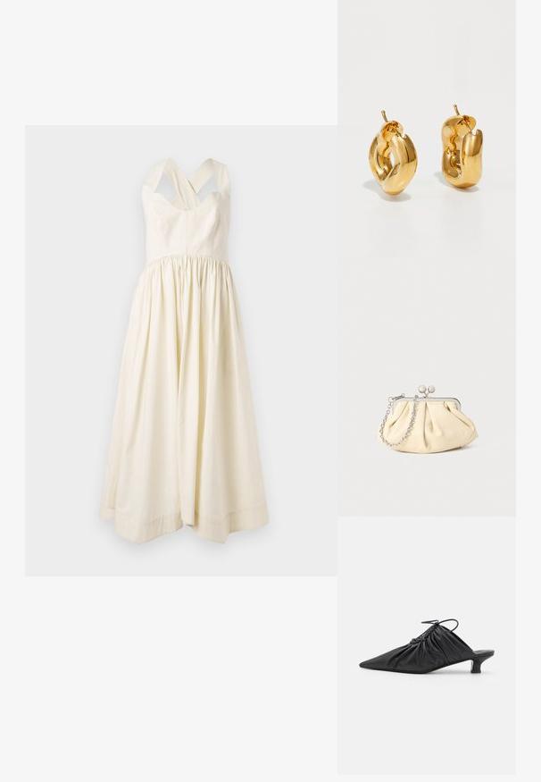 Cremefarbenes Baumwollkleid mit tailliertem Oberteil und einem gerafften, fließenden Rock. Verfügt über breite überkreuzte Schulterträger und ein einfaches Design.; Schwarze Leder-Mules zum Hineinschlüpfen mit spitzer Zehe, geraffter Textur und kleinem Kitten-Heel. Verfügt über ein Zugbanddetail am Öffnung.; Faltige beigefarbene Ledertasche mit einem silbernen Metallrahmen, ausgestattet mit zwei runden dekorativen Verschlüssen und einem silbernen Kettenriemen.; Fette goldene Creolen mit einem leicht verdrehten, röhrenförmigen Design und Steckverschlüssen auf einem weißen Hintergrund.