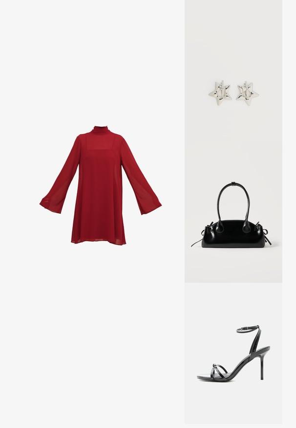 Robe en chiffon rouge avec de longues manches cloche et un col haut. Silhouette fluide et ample avec un décolleté carré et une texture transparente.; Sandale à talon haut en cuir verni noir avec de fines lanières croisées sur les orteils et une sangle à boucle à la cheville sur fond blanc.; Petit sac à main noir brillant avec deux longues anses et des détails à cordon sur les côtés sur un fond clair uni.; Boucles d’oreilles créoles en forme d’étoile argentée avec une finition lisse et polie sur un fond blanc uni.
