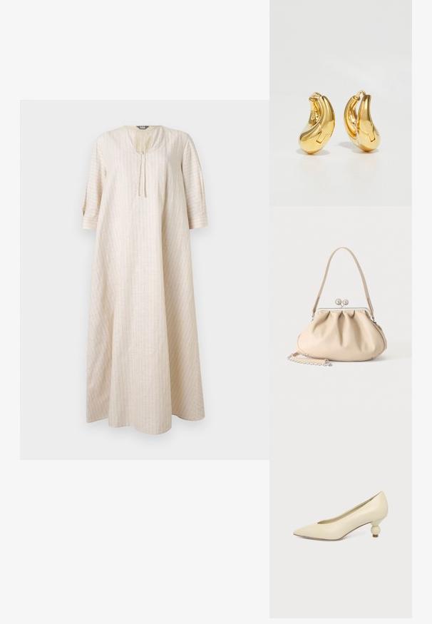 Longue robe crème avec de discrètes rayures verticales, manches trois-quarts, encolure ronde avec un lien à l'avant et coupe ample.; Chaussure femme couleur crème à bout pointu avec un petit talon rond en forme de boule, sur fond uni.; Sac à main en cuir souple beige avec un fermoir en métal argenté, une bandoulière simple et une bandoulière chaîne optionnelle sur fond blanc.; Boucles d'oreilles en or en forme de d'anneaux lisses et courbés avec une finition polie. Équipées d'un mécanisme de fermeture et de légères indentations pour le détail.