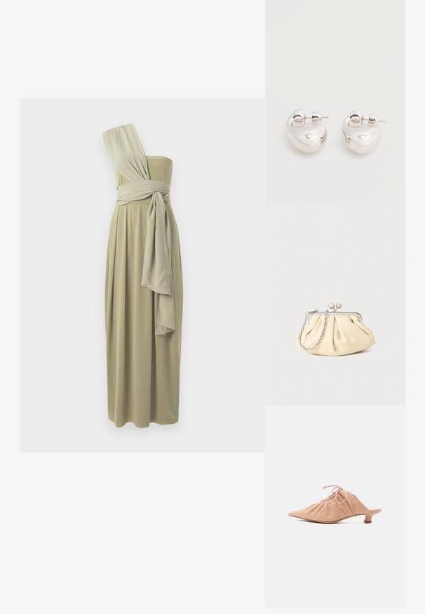 Robe midi à une épaule en vert olive, avec un tissu drapé et une taille enveloppée. Texture lisse avec un design fluide.; Mule pour femme en cuir beige avec bout pointu, dessus froncé, lien de serrage et petit talon kitten, sur fond blanc.; Pochette en cuir beige plissé avec un cadre en métal argenté, dotée de deux fermoirs ronds décoratifs et d'une chaîne en argent.; Paire de boucles d'oreilles argentées brillantes et épaisses avec fermoirs à tige, sur fond blanc uni.