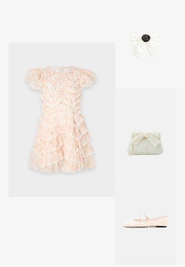 Vestido con estampado floral en rosa pastel y crema, con volantes en capas y detalles de encaje. Mangas cortas abullonadas y escote redondo.; Zapato plano de color crema con dos correas, adornado con pequeños lazos, y suela negra sobre un fondo blanco liso.; Bolso de mano plisado blanco con un destacado detalle de lazo y una correa de cadena dorada. Textura suave con un diseño fruncido en la parte frontal.; Lazo de tela blanca con el centro en forma de roseta negra adornado con pequeñas cuentas plateadas sobre un fondo blanco liso.