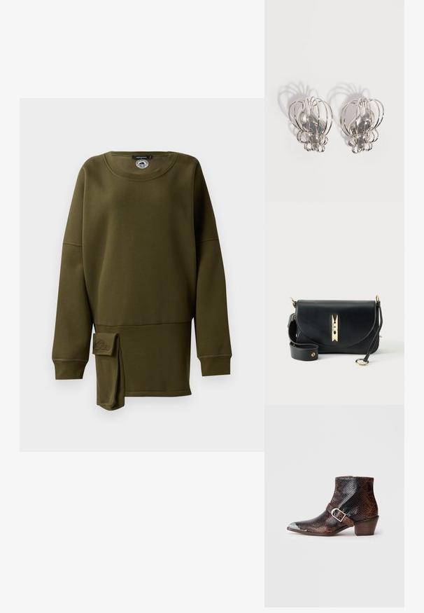 Sweatshirt vert olive, matière douce, encolure ronde, manches longues, fente latérale avec accent en tissu, détail de logo brodé sur le bas à l'avant.; Bottines à imprimé serpent noir et brun avec un embout en métal argenté, accent de boucle et un petit talon en bois. Texture lisse, design ajusté.; Sac bandoulière en cuir noir avec fermoir en forme de pince à linge dorée et bandoulière réglable avec éléments métalliques dorés sur fond blanc.; Paire de boucles d'oreilles en métal argenté avec un design en cage à fil ouvert et des formes ovales centrales lisses projetant des ombres courbes sur un fond blanc.