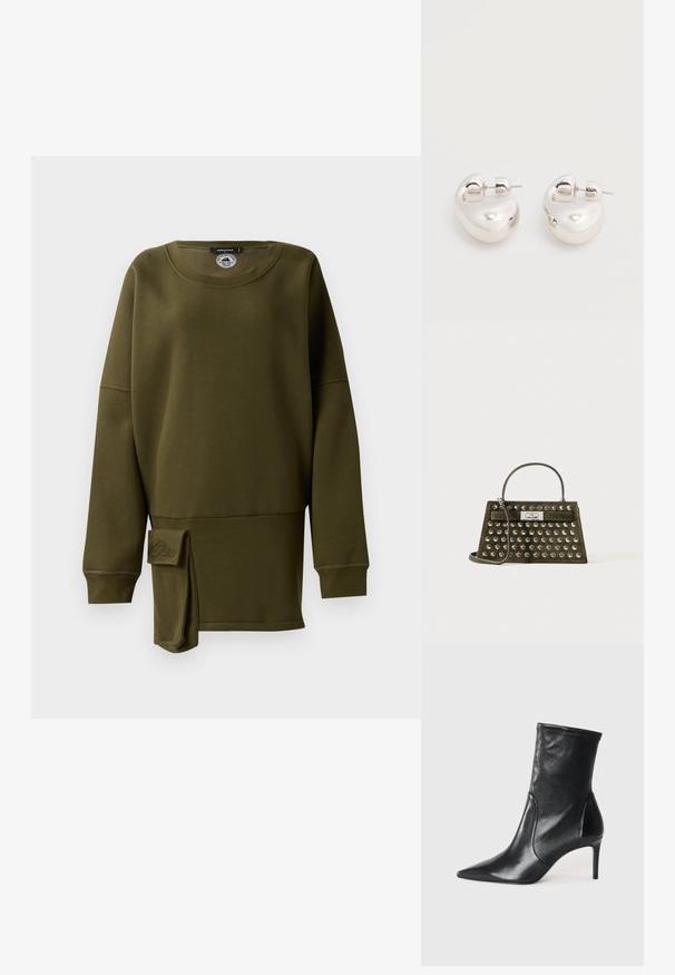 Olijfgroene sweatshirt, zachte stof, ronde hals, lange mouwen, zijsplit met stoffen accent, geborduurd logo-detail aan de onderkant voor.; Zwarte enkelboots van soepel leer, met een spitse neus, een aangesloten schacht en een slanke hoge hak. Minimalistisch ontwerp zonder zichtbare hardware.; Olijfgroene suède handtas met zilveren ronde studs, bovenhandvat, schouderband en rechthoekige zilveren sluiting.; Een paar glanzende zilveren dikke creolen met post-sluitingen op een effen witte achtergrond.
