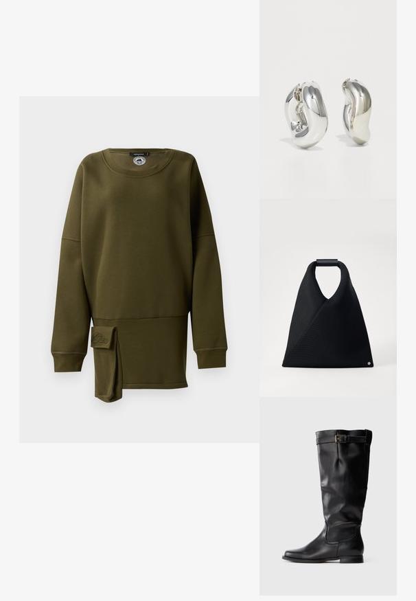 Oliven grøn sweatshirt, blødt materiale, crew neckline, lange ærmer, sidesplit med stofdetalje, broderet logo på den nederste front.; Sorte knæhøje læderstøvler med en rund tå, lav hæl og dekorativ rem med guldspænde nær toppen.; Sort tote bag med en trekantet form, lavet af tekstureret stof, med et rundet håndtag og en lille detalje nederst.; Sølvskulpturelle øreringe med glatte, buede former og reflekterende overflader. Har et lukket hoop-design og en markant organisk form.