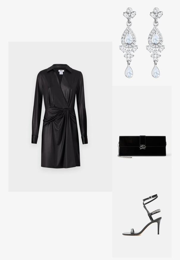 Schwarzes Wickelkleid mit langen Ärmeln, aus glänzendem Satinmaterial. Verfügt über eine geraffte Taille und einen klassischen Kragen.; Schwarze Sandalette mit hohem Absatz, schlankem Knöchelriemen, Mittelriemen verziert mit silbernen Kettengliedern und offenem Zehendesign.; Glänzende schwarze rechteckige Clutch mit silbernem Kettenriemen und silberner, ineinander verschlungener Initial-Schließe an der vorderen Klappe.; Elli ANTIQUE DROP - Ohrringe - weiß