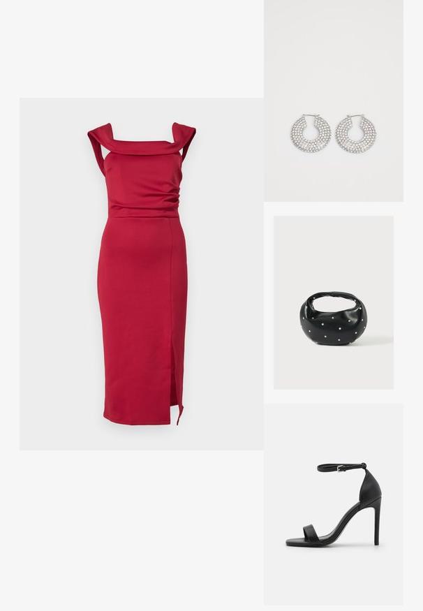 Robe midi rouge ajustée en tissu lisse. Présente un décolleté carré, des épaules drapées et une fente sur le côté pour une touche supplémentaire.; Sandale noire à talons hauts au design épuré, avec une bride au niveau de la cheville, un bout ouvert et une texture en cuir lisse.; Sac à main en cuir noir de forme arrondie, décoré de clous argentés et équipé d'une poignée courte. Texture lisse et fermeture éclair.; Boucles d'oreilles en argent en forme de créoles ornées de multiples embellissements en cristal transparent, présentant une surface texturée et un design circulaire ouvert.