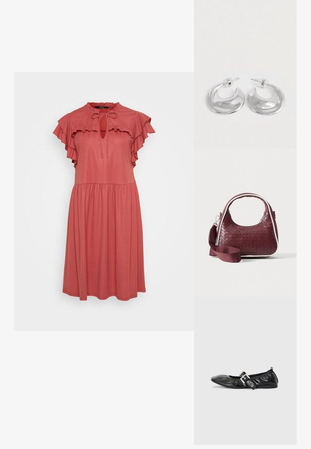 Vestido color coral hecho de una tela suave, con mangas cortas rizadas, un lazo en el cuello y una silueta relajada y fluida.; Zapato plano de piel negra con puntera afilada, detalle fruncido alrededor de la abertura y un acento de hebilla plateada en la correa ajustable.; Bolso de mano de cuero tejido color granate con asa curva, ribete blanco, cremallera plateada y correa desmontable de tela ancha para el hombro sobre fondo liso.; Un par de pendientes de aro en forma de media luna pulidos en plata, con respaldos de plástico transparente, sobre una superficie blanca.
