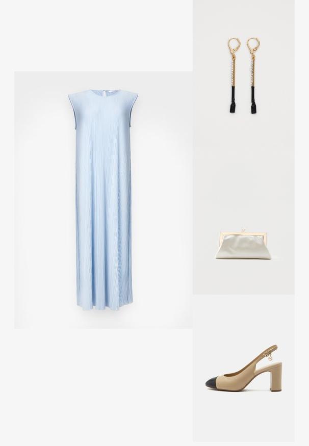 Vestido sin mangas de plisados en azul claro con un escote redondo y un cierre en la espalda con forma de llave. Silueta en A fluida, textura suave y un brillo sutil.; Zapato de tacón alto con tira trasera beige, puntera negra, hebilla ajustable y colgante dorado en la tira.; Pequeño bolso de mano plateado brillante con marco dorado y dos cierres redondos en la parte superior, sobre un fondo claro y sencillo.; Pendientes de oro con cierre de palanca, con barras verticales adornadas con cristales claros y piedras rectangulares negras en los extremos, sobre un fondo blanco.
