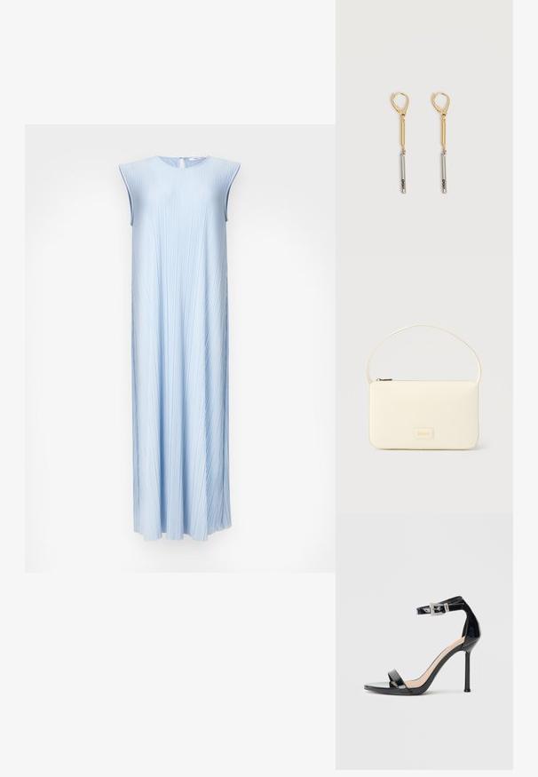 Vestido sin mangas de plisados en azul claro con un escote redondo y un cierre en la espalda con forma de llave. Silueta en A fluida, textura suave y un brillo sutil.; Sandalia de tacón alto en piel sintética negra con correa en el tobillo. Presenta un diseño minimalista, punta abierta y una hebilla con detalles de pedrería.; Bolso rectangular color crema con una sola correa y cremallera superior, con una pequeña placa de logotipo en relieve en el frente.; Pendientes colgantes de oro y plata con cierres de palanca, que presentan una barra de oro unida a una barra de plata grabada con "DKNY" sobre un fondo blanco.