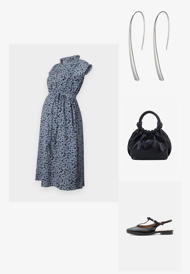 Vestido de maternidad de tela azul claro con estampado de lunares negros, mangas cortas, cuello con solapa y cinturón en la cintura para un ajuste ajustable.; Zapato plano slingback de cuero negro con T-correa y hebilla dorada sobre fondo neutro.; Bolso de mano de cuero negro suave con parte superior fruncida y dos asas gruesas atadas en nudos sobre un fondo claro y liso.; Pendientes largos de plata en forma de gota con un diseño elegante y alargado y una superficie lisa y pulida. Presentan una forma minimalista y curva.