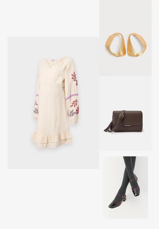 Crème kleurige zwangerschapsjurk met lange mouwen, een verzamelde taille en bloemmotieven in roze en blauw. De jurk heeft een gerimpelde zoom.; Bordeaux leren Mary Jane-schoenen met een zwarte laktoecap en dunne enkelband; gedragen met donkergrijze geribde sokken. Lage blokhak.; Bruine faux leren schoudertas met een flapsluiting, gouden hardware en een zijtassel. Verstelbare schouderband voor veelzijdig gebruik.; Een paar onregelmatige, asymmetrische gouden oorringen met een gladde, matte afwerking op een neutrale achtergrond.