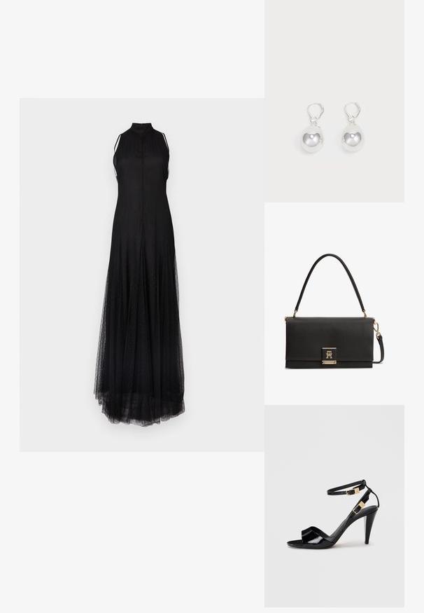 Vestido largo negro con cuello alto, diseño sin mangas y capa de tul transparente. Presenta un patrón texturizado sutil en toda su superficie.; Sандalia de tacón alto de charol negro con dobles correas en el tobillo y hebillas doradas, punta abierta y tacón delgado y afilado sobre un fondo neutro.; Bolso de mano de cuero negro texturizado con asa superior y cierre con logo en tono dorado en la solapa frontal, con una correa de hombro desmontable.; Pendientes de plata en forma de gota con superficies redondas y reflectantes colgando de cierres de palanca. El fondo es blanco liso.