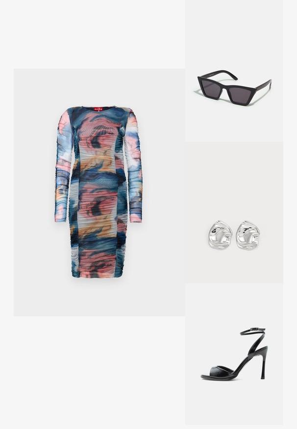 Robe à manches longues arborant un motif abstrait multicolore avec des fronces. Fabriquée en tissu transparent et lisse avec des accents brillants.; Sandale noire à talon haut avec bout ouvert, talon stiletto fin et bride de cheville avec boucle sur fond blanc.; Lunettes noires angulaires avec des verres gris ; fabriquées en plastique, avec des branches épaisses à la surface lisse et sans matériel visible.; Boucles d'oreilles en forme abstraite argentées avec une finition poli, présentant des courbes lisses et des contours subtils. Pas de motifs ou d'accents visibles.