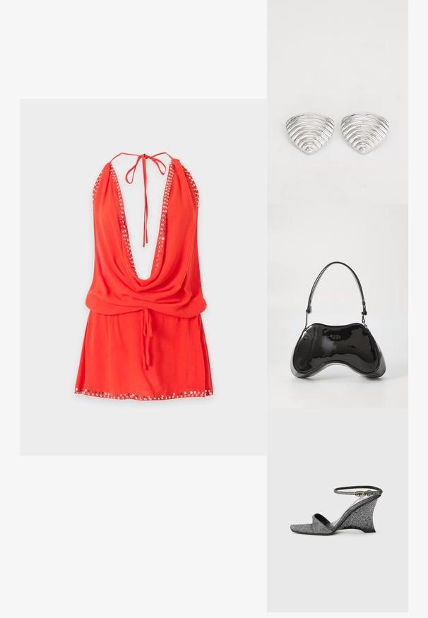 Rotes Neckholder-Minikleid mit tiefem Wasserfallausschnitt, silbernen Nieten entlang der Kanten und Kordelzug in der Taille, abgebildet vor weißem Hintergrund.; Silberne Keilsandale mit Glitzereffekt, offenem Zehenbereich, Knöchelriemen und goldener Schnalle, seitlich auf hellem, schlichten Hintergrund gezeigt.; Schwarze Handtasche aus lackiertem Leder mit einer einzigartigen, geschwungenen Form, kurzem verstellbarem Griff und einem Reißverschluss oben. Glatte Textur mit dezentem Branding.; Ohrringe in Silberoptik mit einem wellenförmigen, strukturierten Design, das wie überlappende Halbmonden geformt ist; die polierte Oberfläche verstärkt die reflektierenden Eigenschaften.