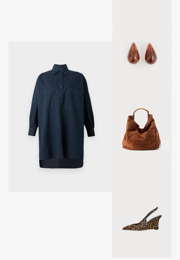 CLOSED Vestido camisero - dark blue; Zapato de mujer con puntera puntiaguda, estampado de leopardo, cuña, talón con tira ajustable y hebilla sobre fondo blanco.; Bolso holgado de ante marrón con asa semicircular dorada estructurada, mostrado sobre un fondo gris claro liso.; Paare de pendientes brillantes de color marrón en forma de lágrima con sutiles patrones más oscuros sobre un fondo blanco.