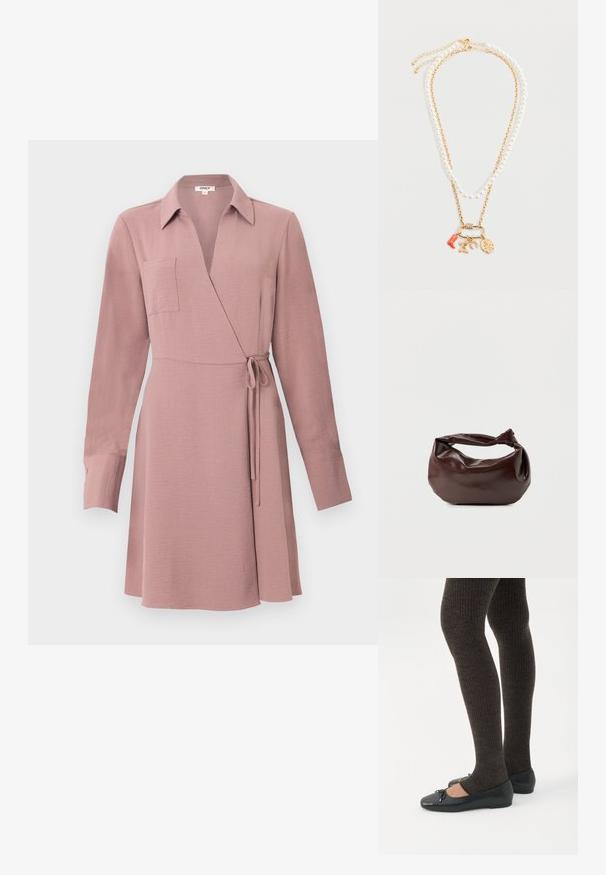 Vestido cruzado en rosa empolvado con mangas largas, cuello y lazo lateral. Presenta un bolsillo en el pecho y una textura suave.; Piernas con leggings oscuros acanalados combinados con bailarinas negras que presentan pequeños detalles de lazo sobre un fondo blanco.; Bolso de hombro de cuero marrón oscuro con una forma suave y caída, y un asa con nudo torcido sobre un fondo blanco liso.; Collar de doble capa con una fila de perlas y una cadena dorada con charms: bota roja, pájaro, herradura y colgante en forma de corazón.