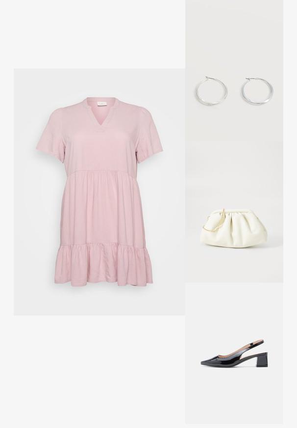 Rosa Kurzarmkleid mit V-Ausschnitt, das einen lockeren Schnitt und einen mehrlagigen Rüschensaum aufweist. Hergestellt aus einem weichen, leichten Stoff.; Schwarzer Slingback-Pumps aus Lackleder mit spitz zulaufender Schuhspitze und stabilem Blockabsatz, seitlich mit Ausschnittdetail.; Weiße Lederhandtasche mit einem gerafften Design, ausgestattet mit einem goldenen Kettenriemen und einer runden Form. Glatte Textur mit sanften Falten und ohne Muster.; Silberne Metallcreolen mit glatter, leicht gebogener Oberfläche und Klappverschluss vor schlicht weißem Hintergrund.