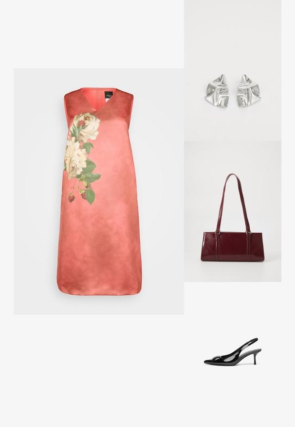 Koralfarvet ærmeløs kjole med V-udskæring, der har et stort blomstermotiv med cremefarvede roser og grønne blade på venstre side, glat tekstur.; Sorte laklæder slingback hæle med spidse tæer og en blank finish. Har en slank hæl og en rund detalje ved vampen.; Bordeaux håndtaske lavet af glansfuldt materiale, rektangulær form, med to skulderremme og subtile buede detaljer på forsiden.; Sølvmetal øreringe med et bølgende, skulpturelt design, der har en poleret overflade og uregelmæssige former, hvilket fremhæver en moderne æstetik.