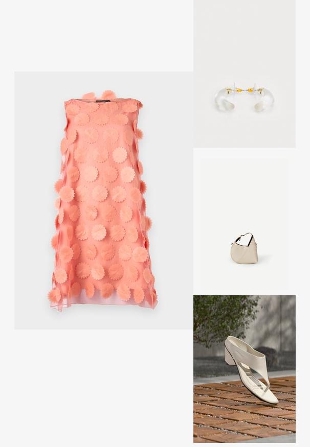 Vestido melocotón sin mangas con superposición transparente decorado con grandes apliques florales circulares texturizados en un patrón repetido.; Sandalia de tacón de cuero blanco con una tira ancha y separador de dedos, mostrada al aire libre sobre una superficie de madera y baldosas de grava con vegetación al fondo.; Bolso de cuero beige en forma de media luna con una sola correa para el hombro y costuras mínimas, colocado sobre un fondo blanco liso.; Pendientes de aro de acrílico transparente con acentos dorados, que presentan un diseño curvado y un cierre transparente. Textura suave, estilo minimalista.