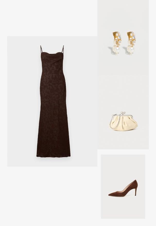 Braunes Maxikleid mit zarter Blumenstruktur, dünnen verstellbaren Trägern und einer figurbetonten Silhouette. Glattes Gewebe mit einem dezenten Glanz.; Brauner Wildleder-Pumps mit spitz zulaufender Zehenpartie und schlankem Stilettoabsatz, seitlich auf weißem Hintergrund abgebildet.; Faltige beigefarbene Ledertasche mit einem silbernen Metallrahmen, ausgestattet mit zwei runden dekorativen Verschlüssen und einem silbernen Kettenriemen.; Goldene Creolen-Ohrringe, verziert mit klaren Kristallen und herabfallenden kleinen und großen weißen Perlen, dargestellt vor weißem Hintergrund.