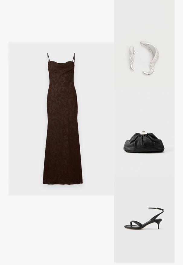 Braunes Maxikleid mit zarter Blumenstruktur, dünnen verstellbaren Trägern und einer figurbetonten Silhouette. Glattes Gewebe mit einem dezenten Glanz.; Schwarze Ledersandale für Damen mit dünnen Riemchen, einer Zehenlasche, einer Knöchelschnalle und einem mittelhohen Stöckelabsatz vor neutralem Hintergrund.; Schwarze Leder-Clutch mit geraffter Textur, Metallverschluss und dezentem, auf der Vorderseite geprägtem Logo. Abgerundete Form.; Zwei gebogene silberne Ohrringe, einer größer als der andere, beide mit kleinen funkelnden Kristallen entlang einer Kante verziert.