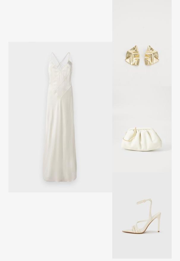 Langes, cremefarbenes Satin-Kleid mit dünnen Trägern, das ein Kreuzdesign am Ausschnitt aufweist und eine legere Passform hat, mit einer glatten, glänzenden Textur.; Beige Sandaletten mit hohem Absatz und spitzer Schuhspitze, ausgestattet mit drei vorderen Riemen und einem dünnen Knöchelriemen mit Schnalle. Glatte Textur, minimalistisches Design.; Weiße Lederhandtasche mit einem gerafften Design, ausgestattet mit einem goldenen Kettenriemen und einer runden Form. Glatte Textur mit sanften Falten und ohne Muster.; Goldfarbene metallische Ohrringe mit einem wellenförmigen Design; glatte, reflektierende Oberfläche; asymmetrische Form; keine sichtbaren Muster oder Hardware.