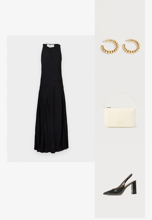 Sort maxikjole med halterneck, der har en bundet ryg, flydende form og en tekstureret overflade, som tilføjer subtilt detalje.; Sort læder peep-toe slingback sko med høj blokhæl og beige indvendig foring mod en ensfarvet lys baggrund.; Kremfarvet rektangulær håndtaske med en enkelt rem og lynlås øverst, med en lille præget logo-plakette foran.; Et par guldfarvede creoler med afrundede perle-detaljer langs den ydre kant på en lys baggrund.
