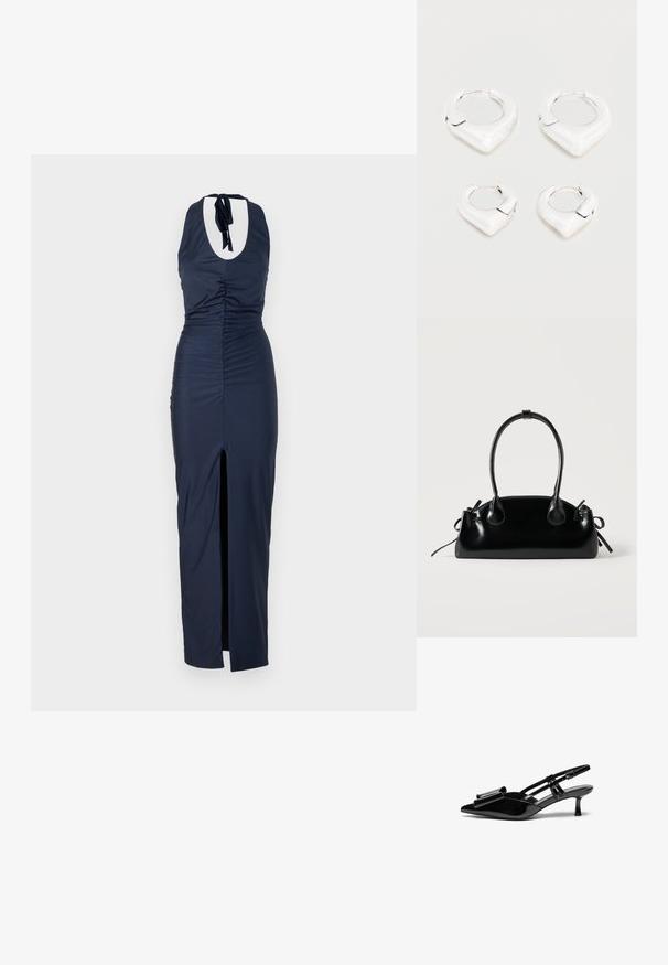 Robe à dos nu bleu marine avec une texture froncée, une fente sur le côté et un détail de dos ouvert. Le tissu est lisse et bien ajusté sur toute la silhouette.; Talons aiguilles en cuir verni noir avec un bout pointu, un détail en nœud à l'avant et un petit talon stiletto. Les brides sont équipées de boucles ajustables.; Petit sac à main noir brillant avec deux longues anses et des détails à cordon sur les côtés sur un fond clair uni.; Deux paires de boucles d'oreilles créoles argentées brillantes avec un design distinctif en forme de V pointu, présentées sur un fond blanc.