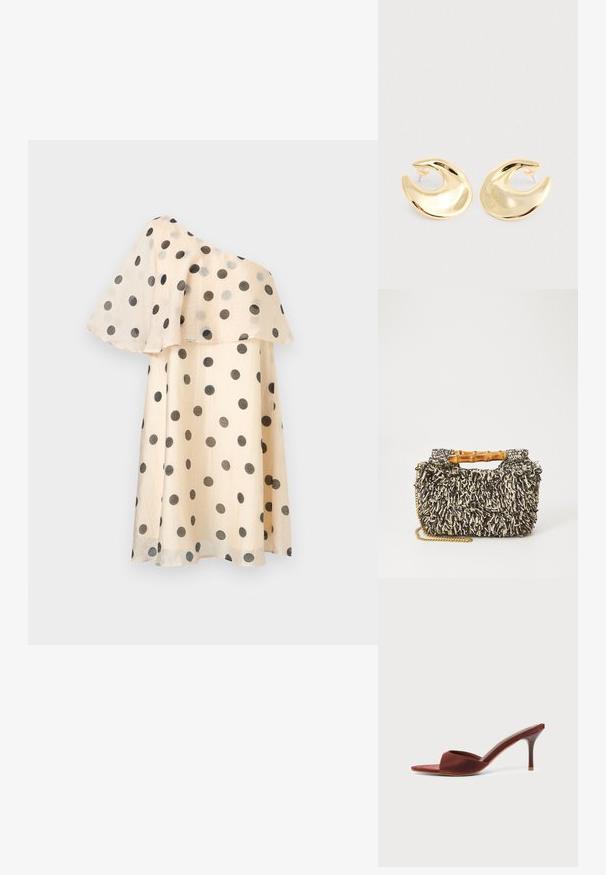 Robe beige asymétrique à pois noirs avec un volant fluide superposé sur la partie supérieure.; Mule en daim marron à talon haut avec bout pointu et talon aiguille fin sur fond clair uni.; Sac tissé avec un motif texturé noir et crème, une poignée en bambou et une bandoulière en chaîne dorée amovible. Forme rectangulaire compacte.; Une paire de boucles d'oreilles en forme de croissant dorées et brillantes, avec des supports en plastique transparent, sur une surface gris clair.