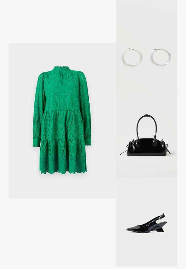 Vestido verde de broderie anglaise con mangas largas, dobladillo plisado y cuello con abertura. Presenta intrincados patrones recortados y bordes con forma de concha.; Zapato slingback de cuero charol negro con puntera puntiaguda y tacón bajo en bloque inclinado sobre fondo claro liso.; Pequeño bolso negro brillante con dos asas largas y detalles de cordón lateral sobre un fondo claro liso.; Pendientes de aro de metal plateado con superficie lisa y ligeramente curvada y cierre de tipo mosquetón sobre un fondo blanco liso.