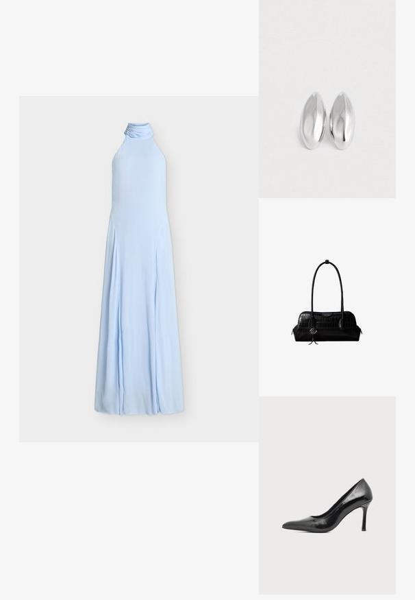 Robe longue bleu clair à col halter avec un col haut froncé et une jupe fluide sur fond blanc.; Chaussure à talon haut pour femme en cuir verni noir avec bout pointu et talon fin sur fond clair uni.; Sac à épaule en cuir noir à texture crocodile, avec de longues sangles et un petit charm logo argenté sur une sangle.; Paire d'objets ovales en argent luisant et lisse disposés côte à côte sur un fond blanc uni.