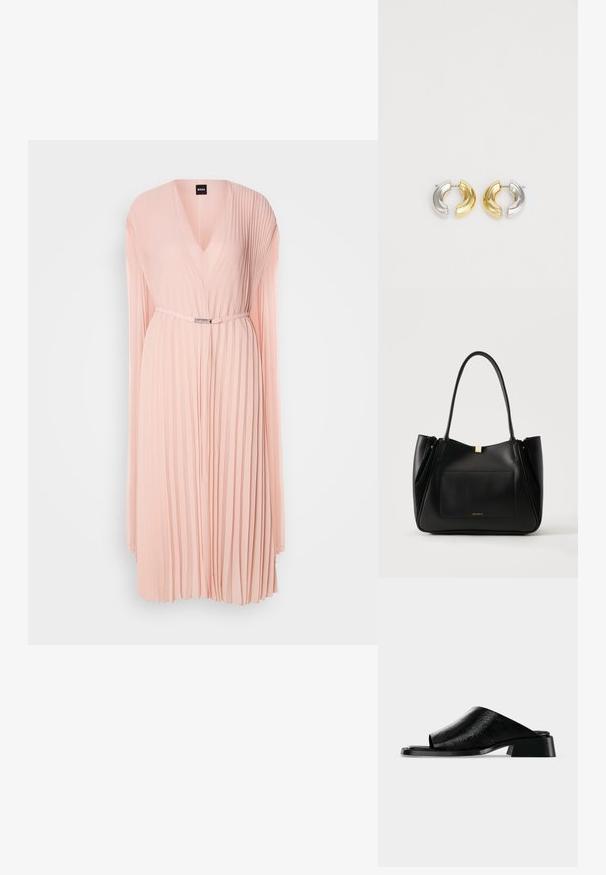 Plissé jurk van zachte roze stof met een diepe V-hals. Heeft lange mouwen en een cinched taille met een zilverkleurig riemdetail.; Zwarte leren open-toe slides met lage blokhak en gladde gestructureerde bovenkant, weergegeven op een effen lichtgrijze achtergrond.; Zwarte leren tote tas met lange hengsels, voorvak en klein gouden merklogo op een neutrale achtergrond.; Gouden en zilveren halfhoepel oorbellen met een gepolijste afwerking, met een kleine accenten van heldere rhinestones aan één kant.