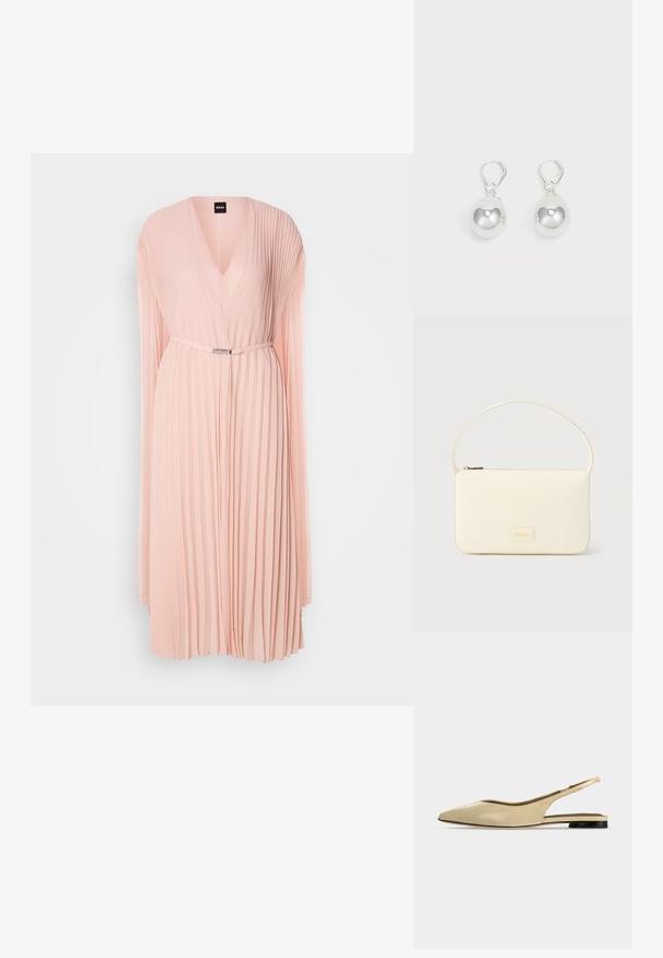 Vestido plisado de suave tela rosa con escote en V profundo. Presenta mangas largas y una cintura ajustada con detalle de cinturón en tono plateado.; Zapato plano beige con puntera puntiaguda, diseño slingback, tacón bajo negro y acabado en cuero liso, mostrado de perfil sobre un fondo liso.; Bolso rectangular color crema con una sola correa y cremallera superior, con una pequeña placa de logotipo en relieve en el frente.; Pendientes de plata en forma de gota con superficies redondas y reflectantes colgando de cierres de palanca. El fondo es blanco liso.