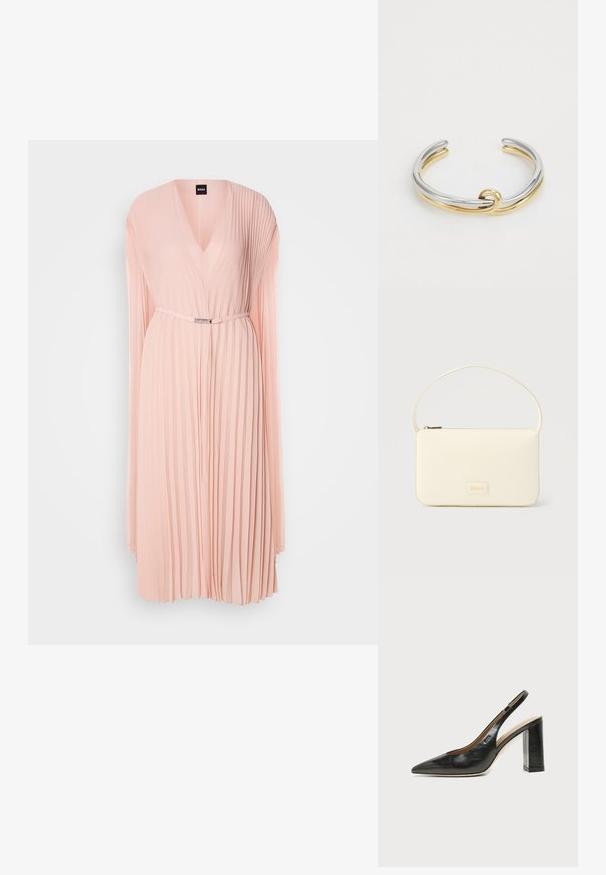 Plisseret kjole i blødt pink stof med en dyb V-udskæring. Har lange ærmer og en indsnævret talje med en detalje i sølvfarvet bælte.; Sort læder peep-toe slingback sko med høj blokhæl og beige indvendig foring mod en ensfarvet lys baggrund.; Kremfarvet rektangulær håndtaske med en enkelt rem og lynlås øverst, med en lille præget logo-plakette foran.; Metal cuff armbånd med sammenflettede sølv- og guldstrimler med en glat, poleret overflade. Bemærkelsesværdig knude-detail i midten.