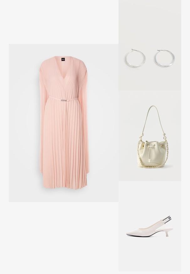 Faltenkleid aus weichem pinken Stoff mit tiefem V-Ausschnitt. Verfügt über lange Ärmel und eine taillierte Taille mit einem Gürteldetail in Silberfarbe.; Weißer Slingback-Schuh aus Lackleder mit spitz zulaufender Schuhspitze, niedrigem Kitten-Heel und schwarzem und weißem Gummiband mit Markenlogo an der Ferse.; Ecru-farbene Bucket Bag aus Leder mit Zugbandverschluss, geflochtener Kette und Leder-Schulterriemen sowie goldfarbenen Ösen.; Silberne Metallcreolen mit glatter, leicht gebogener Oberfläche und Klappverschluss vor schlicht weißem Hintergrund.