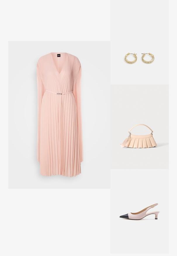 Plisseret kjole i blødt pink stof med en dyb V-udskæring. Har lange ærmer og en indsnævret talje med en detalje i sølvfarvet bælte.; Tofarvet beige og sort slingback sandal med kitten heel, spids tå og lille guldbeklædt spænde på hvid baggrund.; Lille beige håndtaske med plisseret nederdelsdesign, et kort håndtag og en fastgjort bred stofrem på en ensfarvet lys baggrund.; Guldøreringe i hoop-stil med en glat, poleret overflade og en række cirkulære klare krystaller langs kanten. Klassisk cirkulært design.