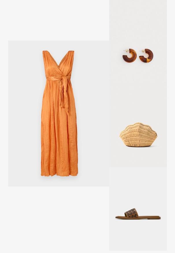 Maxi jurk in helder oranje crepe stof, met een diepe V-hals, geplooide bovenkant en een strik taille voor een gedefinieerde vorm en vloeiende silhouette.; Bruine sandalen met een patroon op het bovenwerk met onderling verbonden vormen. Platte zool en eenvoudig bandje voor gemakkelijk dragen.; Geweven rotan handtas in de vorm van een sint-jakobsschelp met natuurlijke lichtbruine kleur en afgeronde, gestructureerde randen.; Bruine acryl hoepel oorbellen met een gekromd ontwerp. Goudkleurige hardware. Glad oppervlak met een glanzende afwerking.
