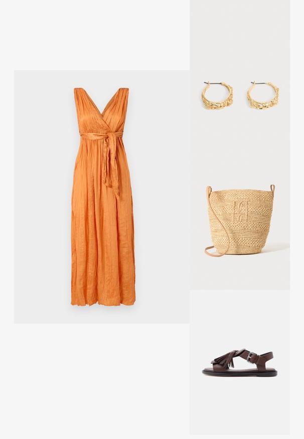 Maxi jurk in helder oranje crepe stof, met een diepe V-hals, geplooide bovenkant en een strik taille voor een gedefinieerde vorm en vloeiende silhouette.; Bruine lederen sandaal met enkelriem, zilveren gesp, zwarte platte zool en kwastdecoratie op de voorste riem.; Gevlochten strooien bucket bag met een gestructureerd patroon en leren riem, rechtopstaand weergegeven op een egale lichte achtergrond.; Set gouden creolen met sierlijke bloem- en bladreliëf op een neutrale achtergrond.