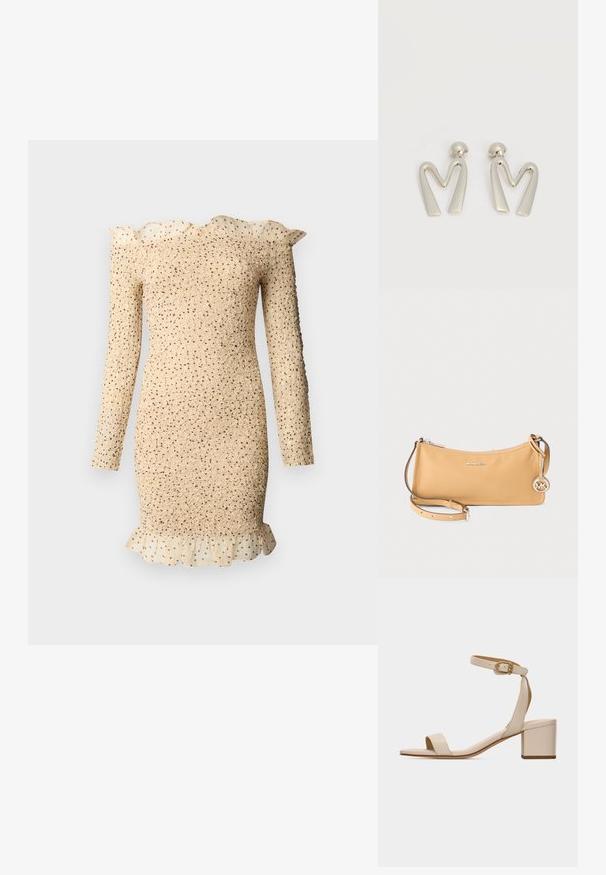 Robe longue à manches longues, beige texturée avec col et ourlet à volants, présentant une surcouche transparente à pois sur les détails à volants.; Sandale beige à bout ouvert avec bride à la cheville, boucle dorée et talon carré sur un fond clair uni.; Sac d'épaule en cuir tanné de la marque Michael Kors avec une fermeture éclair argentée, une fine bandoulière réglable et un pendentif circulaire avec le logo MK.; Paire de boucles d'oreilles en métal argenté en forme de lettre M angulaire avec des tiges arrondies sur fond blanc.