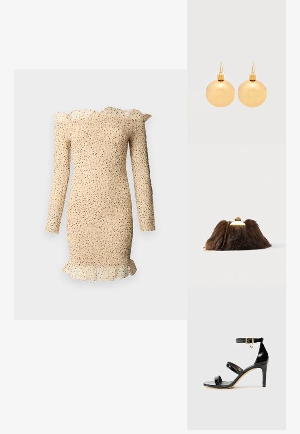 Robe longue à manches longues, beige texturée avec col et ourlet à volants, présentant une surcouche transparente à pois sur les détails à volants.; Sandale en cuir verni noir avec trois brides, boucle de cheville et talon aiguille de 10 cm. Présente un détail en métal doré et un charm logo.; Pochette en fausse fourrure marron avec fermoir et chaîne dorés. Texture douce, forme triangulaire, et aspect légèrement duveteux.; Paire de boucles d'oreilles boule de Noël dorées brillantes avec fermoirs à crochet sur fond blanc uni.