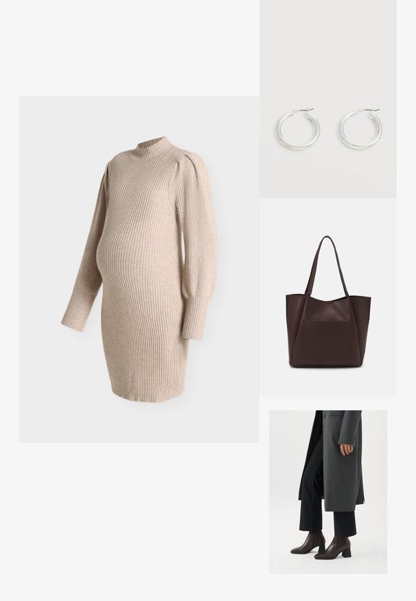 Vestido de maternidad de punto acanalado beige con mangas largas abullonadas y cuello falso, diseñado para ajustarse sobre la barriga de embarazo.; Botines de tacón alto en piel marrón oscuro con puntera afilada y tacón cuadrado, combinados con pantalones negros y un abrigo gris.; Bolso tote marrón hecho de material suave, con un gran bolsillo frontal, dos asas y un diseño simplificado y estructurado.; Par de pendientes de aro plateados brillantes de tamaño mediano con cierres metálicos finos sobre un fondo neutro claro.