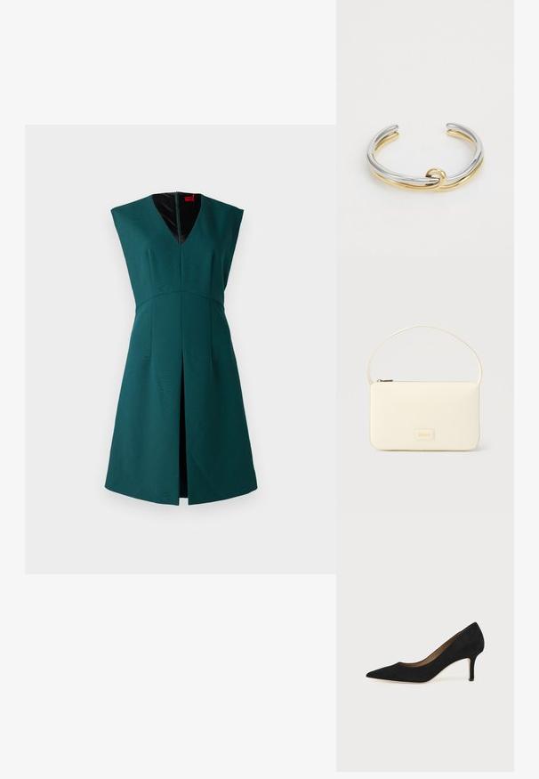 Robe sans manches verte avec un décolleté en V profond, un design structuré, une fente sur le devant et une doublure intérieure noire contrastante. Fermeture éclair au dos.; Escarpin en daim noir à bout pointu avec un talon stiletto fin de hauteur moyenne et un design à coupe basse sur un fond uni.; Sac à main rectangulaire de couleur crème avec une seule sangle et une fermeture éclair sur le dessus, comportant une petite plaque de logo embossé à l'avant.; Bracelet en métal avec des bandes entrelacées en argent et en or, finition lisse et polie. Détail de nœud notable au centre.