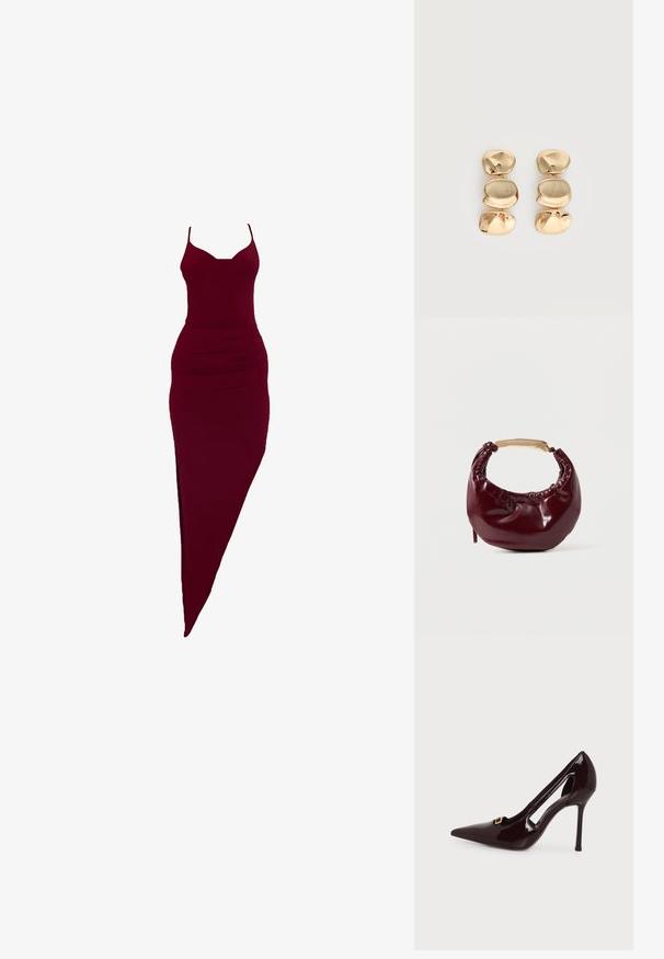 Burgunderrotes, figurbetontes Kleid mit Spaghettiträgern, seitlichem Schlitz und gerafften Details an der Taille, aus elastischem Stoff.; Dunkelburgunderfarbener Lackleder-Pumps mit spitzer Spitze, seitlichem Ausschnitt und kleinem goldenen Schnallendetail auf einfarbigem Hintergrund.; Burgunderfarbene Kunstleder-Handtasche mit runder Form, gerafften Details und einem goldfarbenen Metallgriff. Glatte Textur und glänzende Oberfläche.; Ohrhänger in Goldoptik mit drei unregelmäßigen, glatten, abgerundeten Segmenten, die vertikal auf einem schlichten, hellen Hintergrund gestapelt sind.