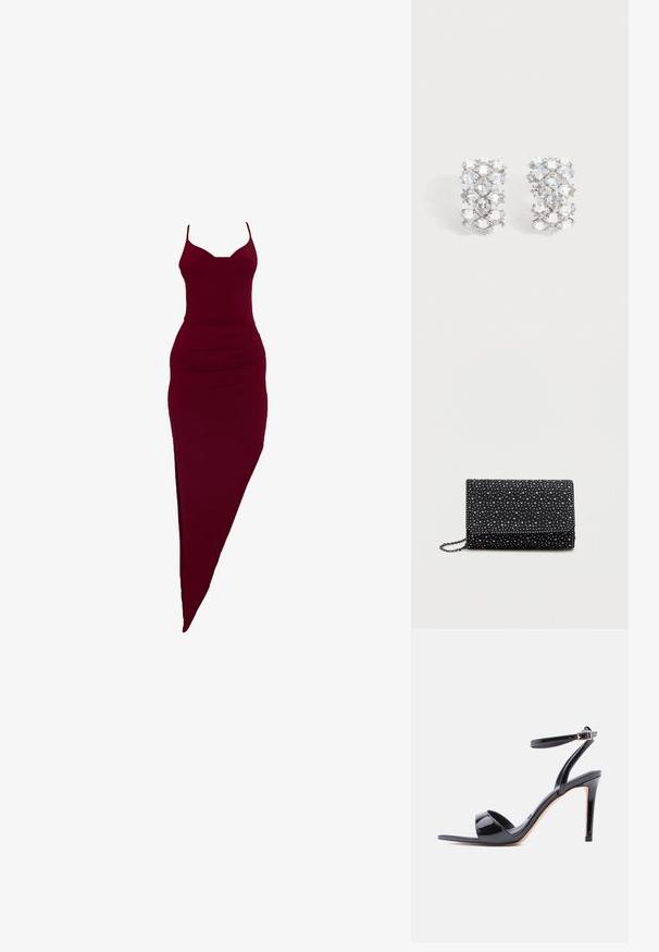 Burgunderrotes, figurbetontes Kleid mit Spaghettiträgern, seitlichem Schlitz und gerafften Details an der Taille, aus elastischem Stoff.; Schwarze Sandalette aus Lackleder mit hohen Absätzen, offenem Zehenbereich, Knöchelriemen und Schnallenverschluss, seitlich auf weißem Hintergrund dargestellt.; Schwarze Clutch-Tasche mit Klappe, aus strukturiertem Material gefertigt, verziert mit gleichmäßig über die Oberfläche verteilten silbernen Nieten. Mit einer Kettenriemen ausgestattet.; Paar silberfarbene Ohrringe mit mehreren facettierten klaren Kristallen, die in einem geometrischen Muster angeordnet sind.