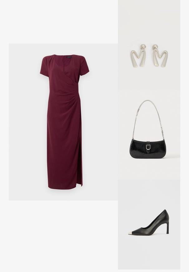 Burgunderfarbendes Maxikleid aus strukturiertem Stoff, mit Wickeldesign, kurzen Ärmeln, Schlitz vorne und einem Reißverschluss auf der Rückseite.; Schwarzer Lederschuh mit hohem Absatz, spitz zulaufender Zehenpartie und metallischer silberner Spitze. Verfügt über eine glatte Oberfläche und einen schlanken 10 cm hohen Absatz.; Schwarze Schultertasche aus Lackleder mit silberner Schnalle und silbernem Kettenriemen, auf hellem einfarbigen Hintergrund präsentiert.; Paar silberfarbene Metallohrringe in Form des kantigen Buchstabens M mit abgerundeten Stegen auf weißem Hintergrund.