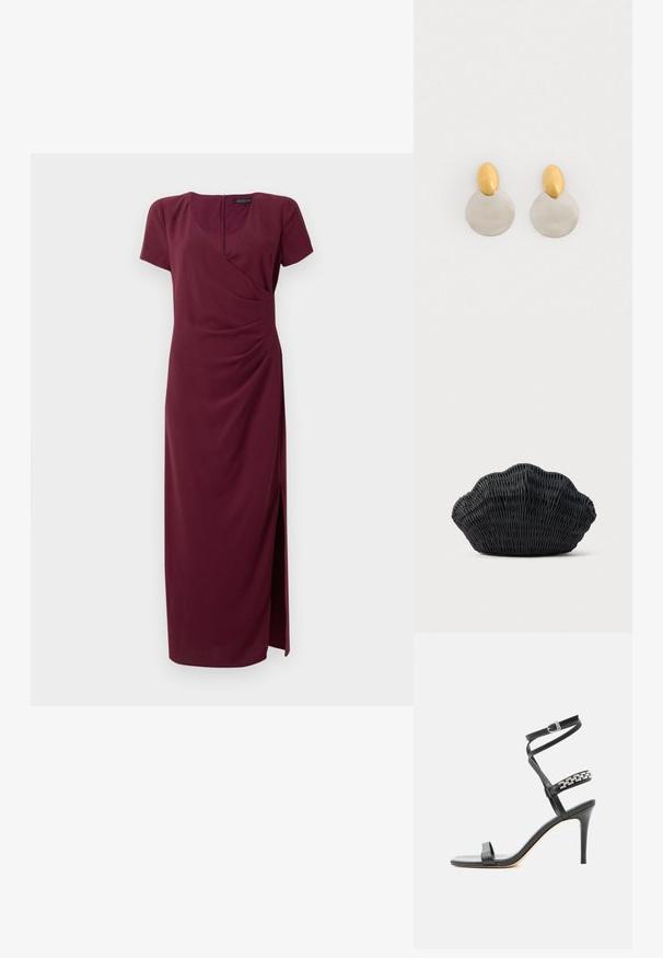 Bordeaux maxi jurk in gestructureerde stof, met een wikkeldesign, korte mouwen, een split aan de voorkant en een ritssluiting aan de achterkant.; Zwarte sandaal met hoge hak, smalle enkelband, middenvoetband versierd met zilveren schakels en een open teenontwerp.; Zwarte gevlochten handtas in de vorm van een sint-jakobsschelp met een gebogen bovenkant en een geweven textuur op een effen achtergrond.; Gouden en zilveren metalen oorbellen met een ronde schijfbasis en een ovale bovenstuk, gladde textuur en gepolijste afwerking.