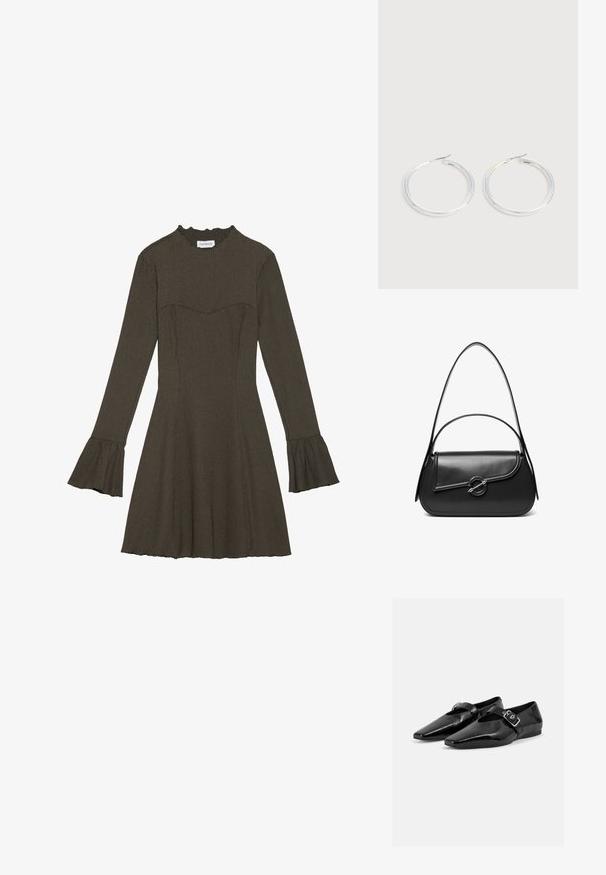 Robe à manches longues, vert olive, avec un corsage cintré, des manches évasées et un col froncé. Tissu texturé avec une jupe légèrement évasée.; Paire de chaussures plates en cuir verni noir à bouts pointus avec une bride à boucle sur le dessus, montrée sur un fond clair uni.; Sac à bandoulière en cuir noir avec un rabat incurvé fermé par un fermoir métallique rond et une sangle fine et ajustable.; Paire de boucles d'oreilles créoles argentées brillantes avec fermoirs en fil fin, présentée sur un fond gris clair.